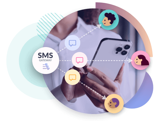 Smartphone mit SMS-Gateway-Symbol verbindet Chat-Icons und Kundengruppen.