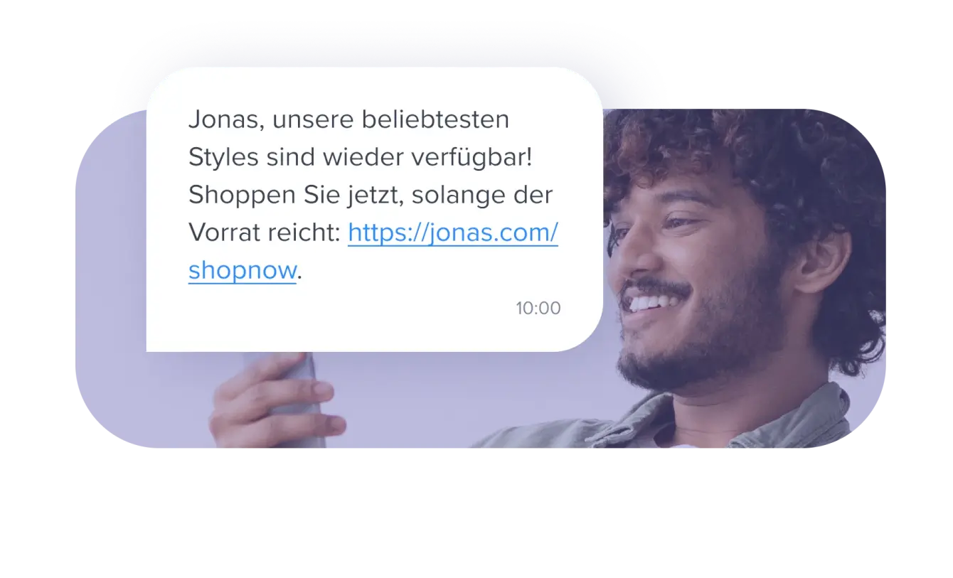 Mann betrachtet Marketing-Nachricht auf dem Smartphone. 