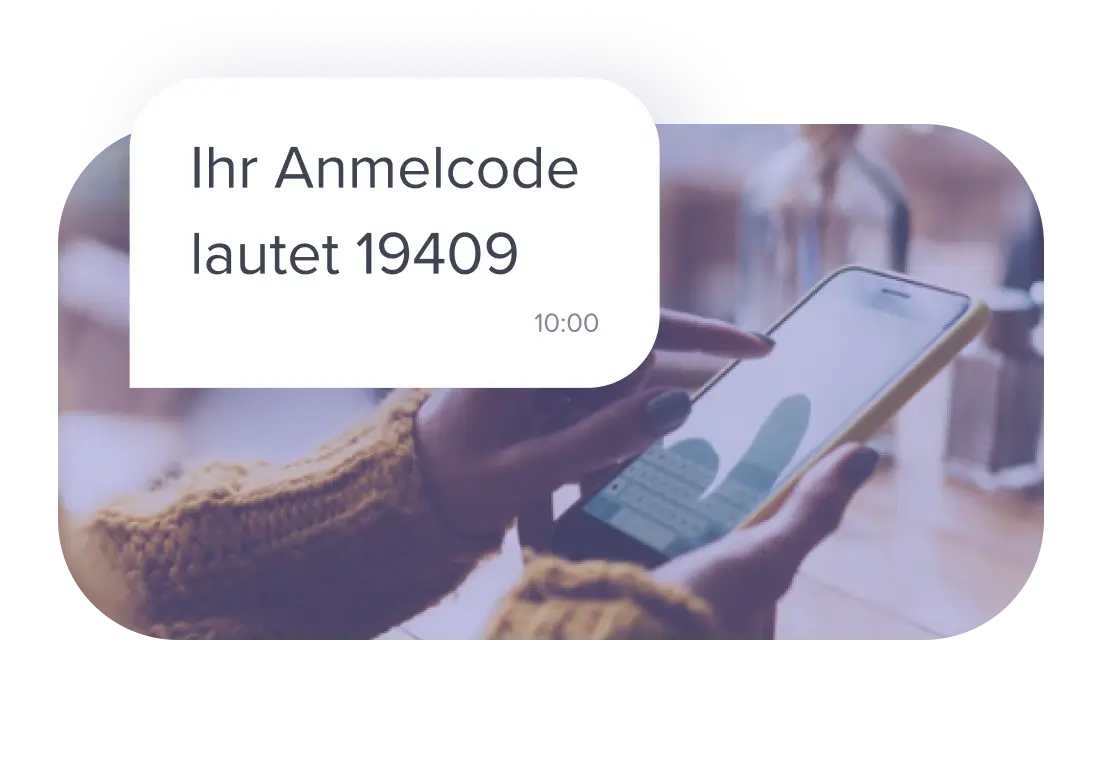 Hand mit Smartphone und Chatblase mit einmaligem Anmeldecode.