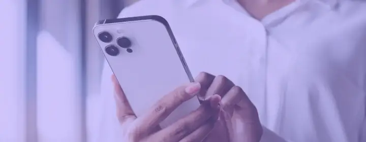 Hand mit Smartphone.