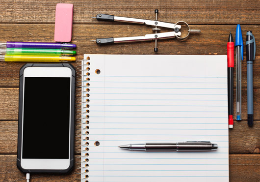 schreibtisch mit block und smartphone