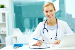 ärztin mit laptop