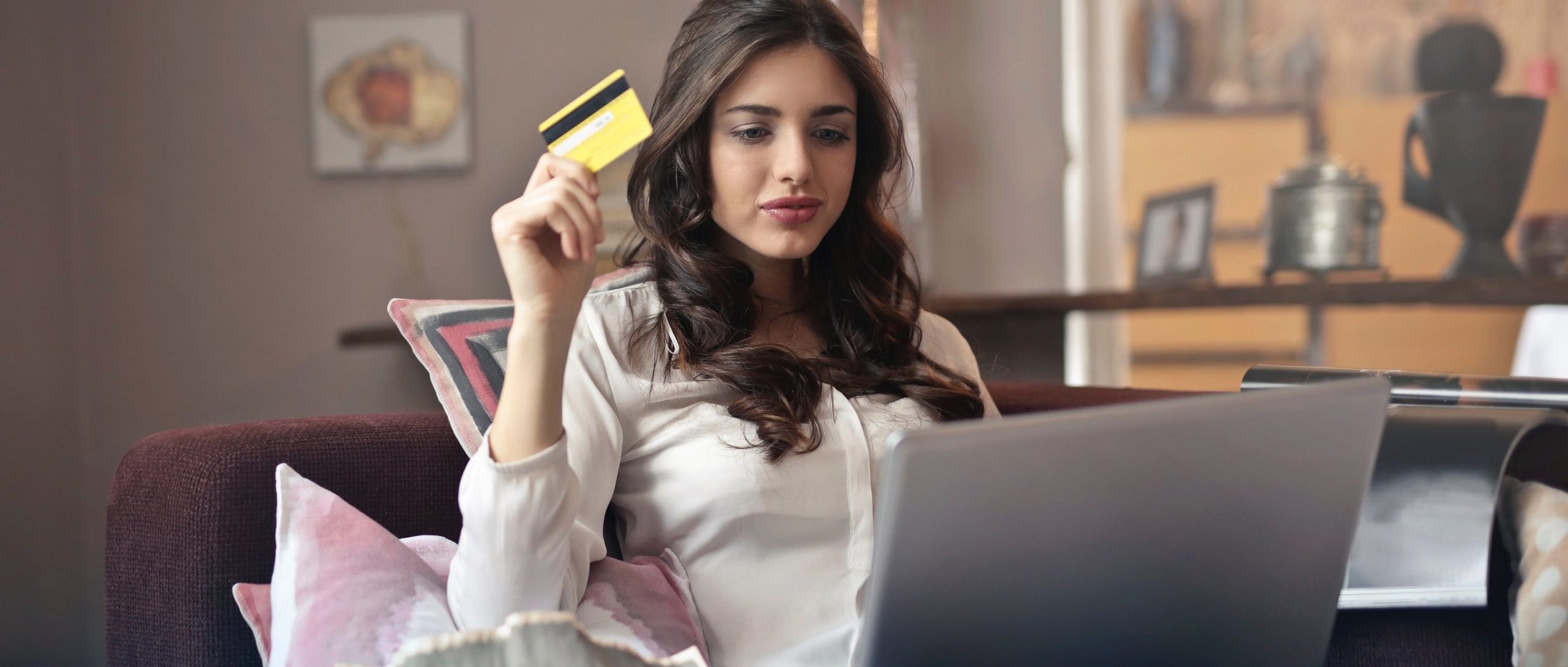 esendex black friday online shopping frau kreditkarte